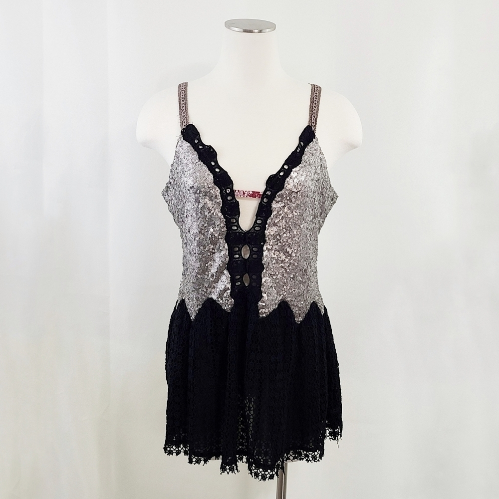 Gimmicks by BKE Sequin Lace Peplum tank Top Buckle Black & Silver (flaw)